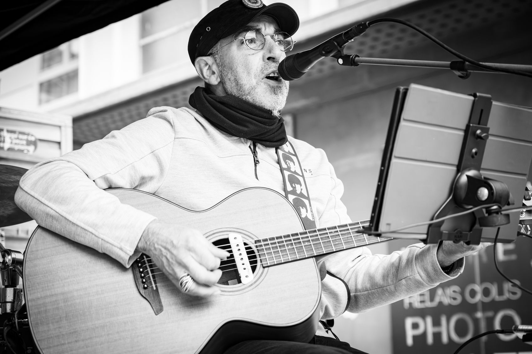 Guitariste en concert, portrait en noir et blanc