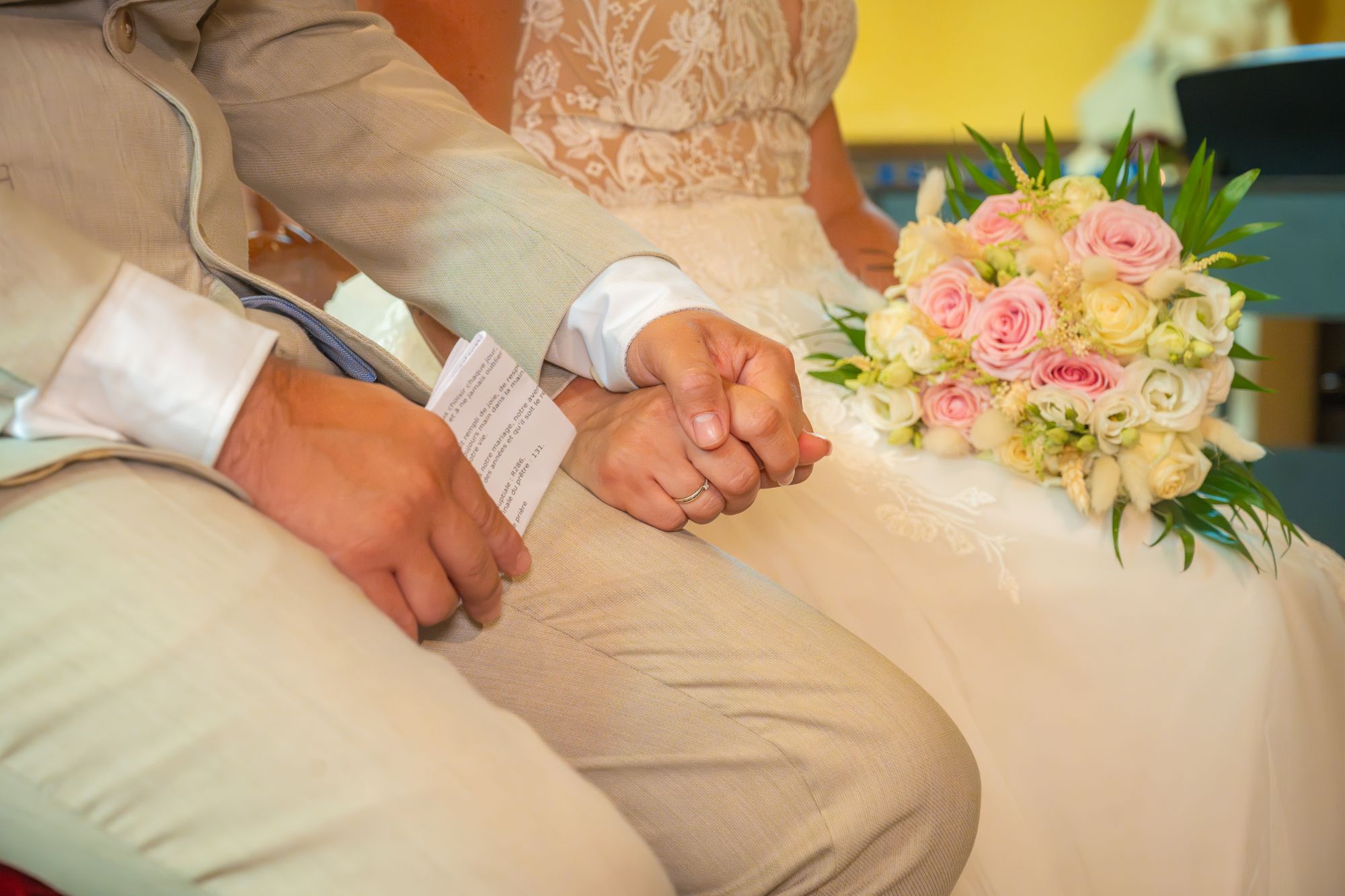 Mains jointes et bouquet, pendant la messe