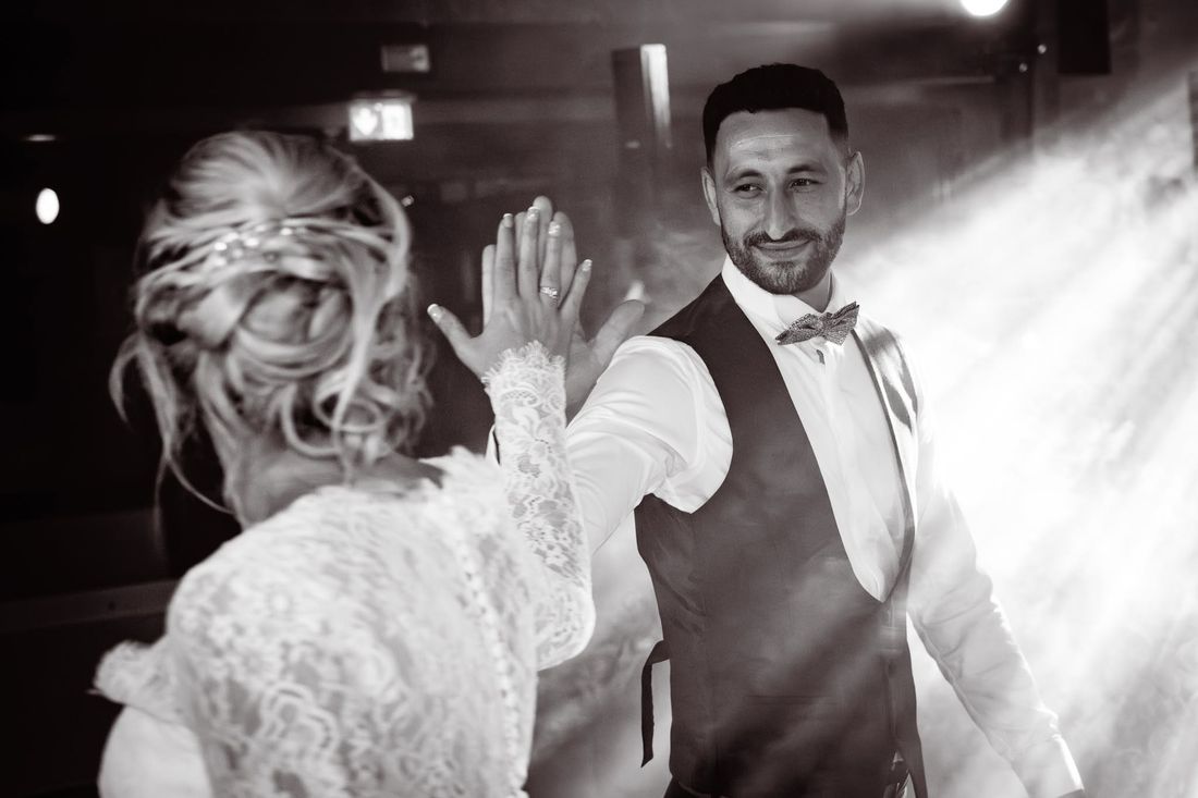 Mariés pendant leur première danse, en noir et blanc