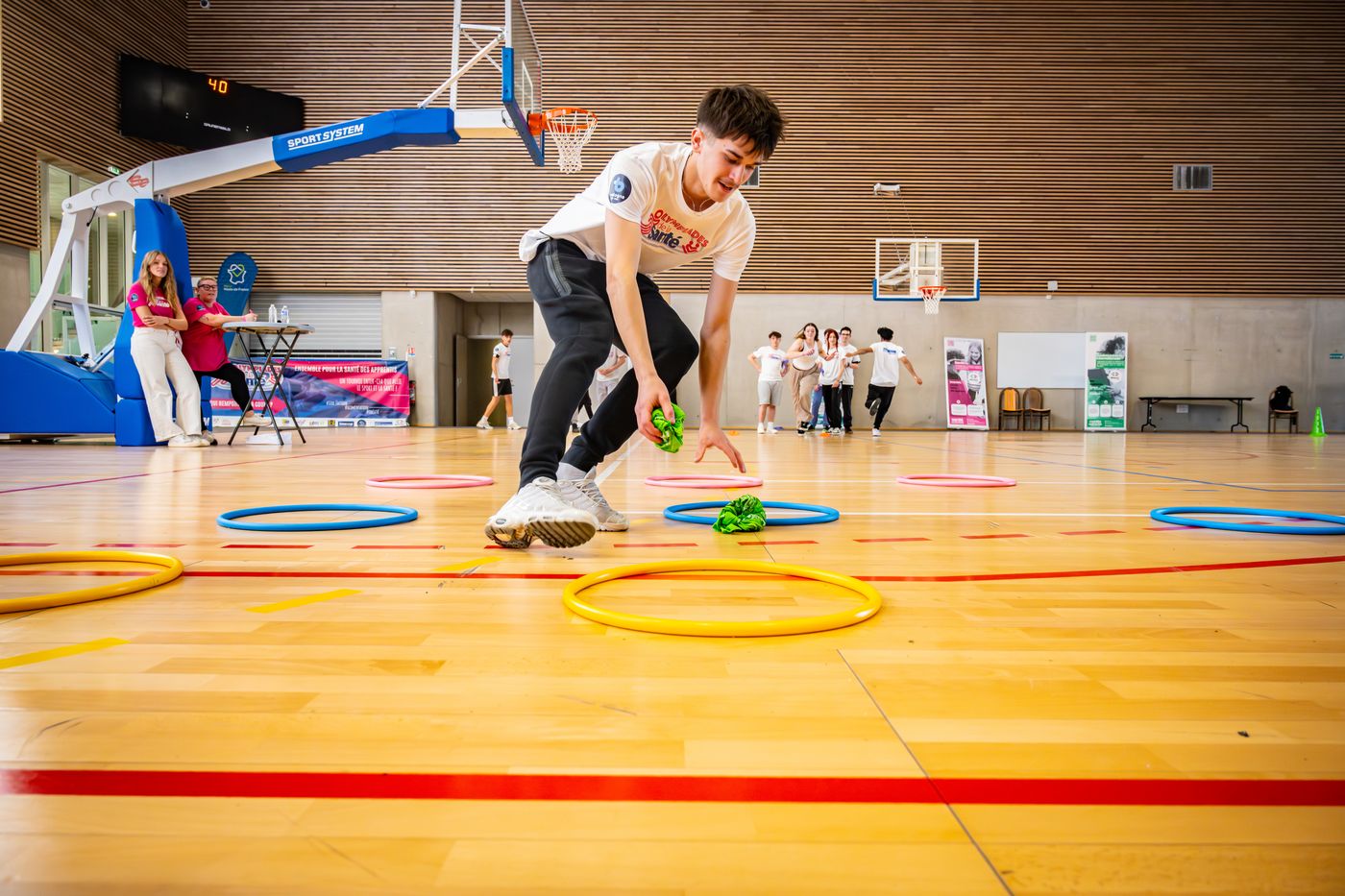 Événement sportif en gymnase, jeune en plein mouvement